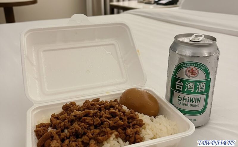ホテルの部屋で快適に魯肉飯(ルーローファン)のテイクアウトを食べる様子