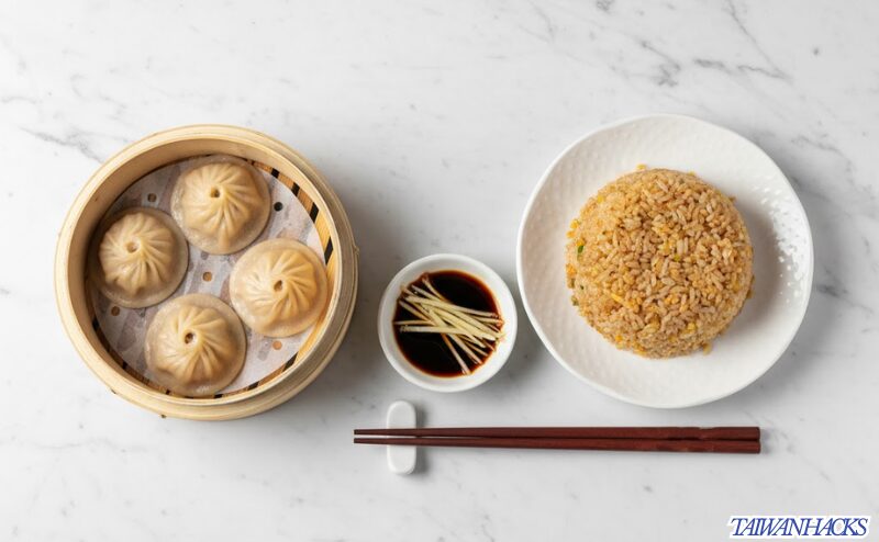 鼎泰豐(ディンタイフォン)での一人攻略法を示す、ハーフサイズの小籠包とチャーハンのセット