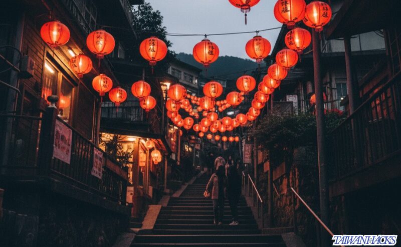 台湾・九份(ジウフェン)の有名な階段と、夕暮れ時に灯る幻想的な赤い提灯の風景