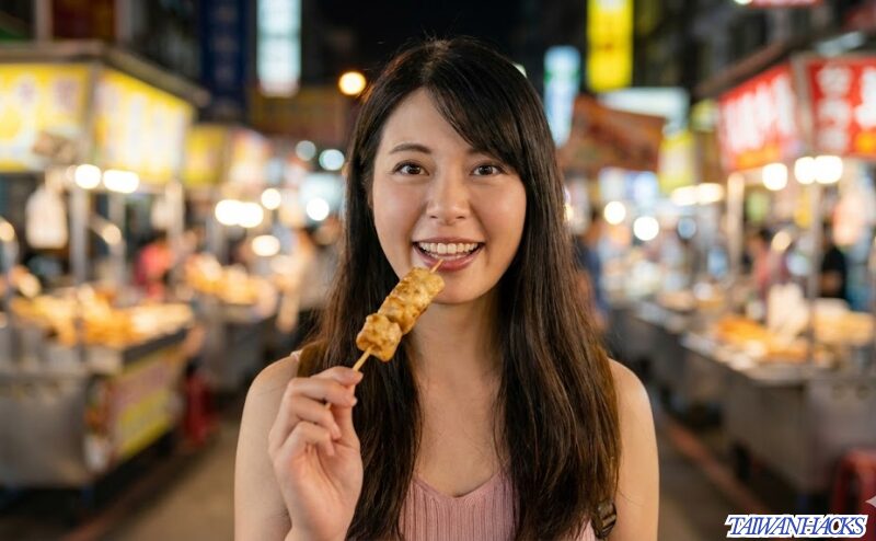 台湾の夜市で屋台グルメをテイクアウトし、一人での食事を満喫する日本人女性