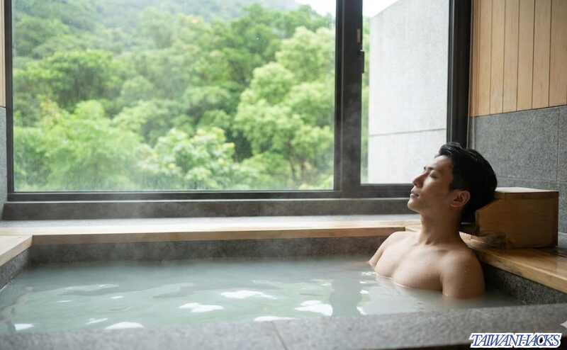 北投温泉の個室湯屋(貸切風呂)で、誰の目も気にせず白濁した硫黄泉に浸かり、深い休息をとる日本人男性