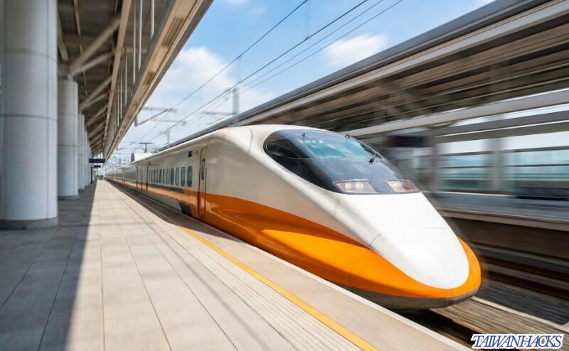 地方都市への移動手段となる台湾新幹線(高鉄)が駅に到着する様子